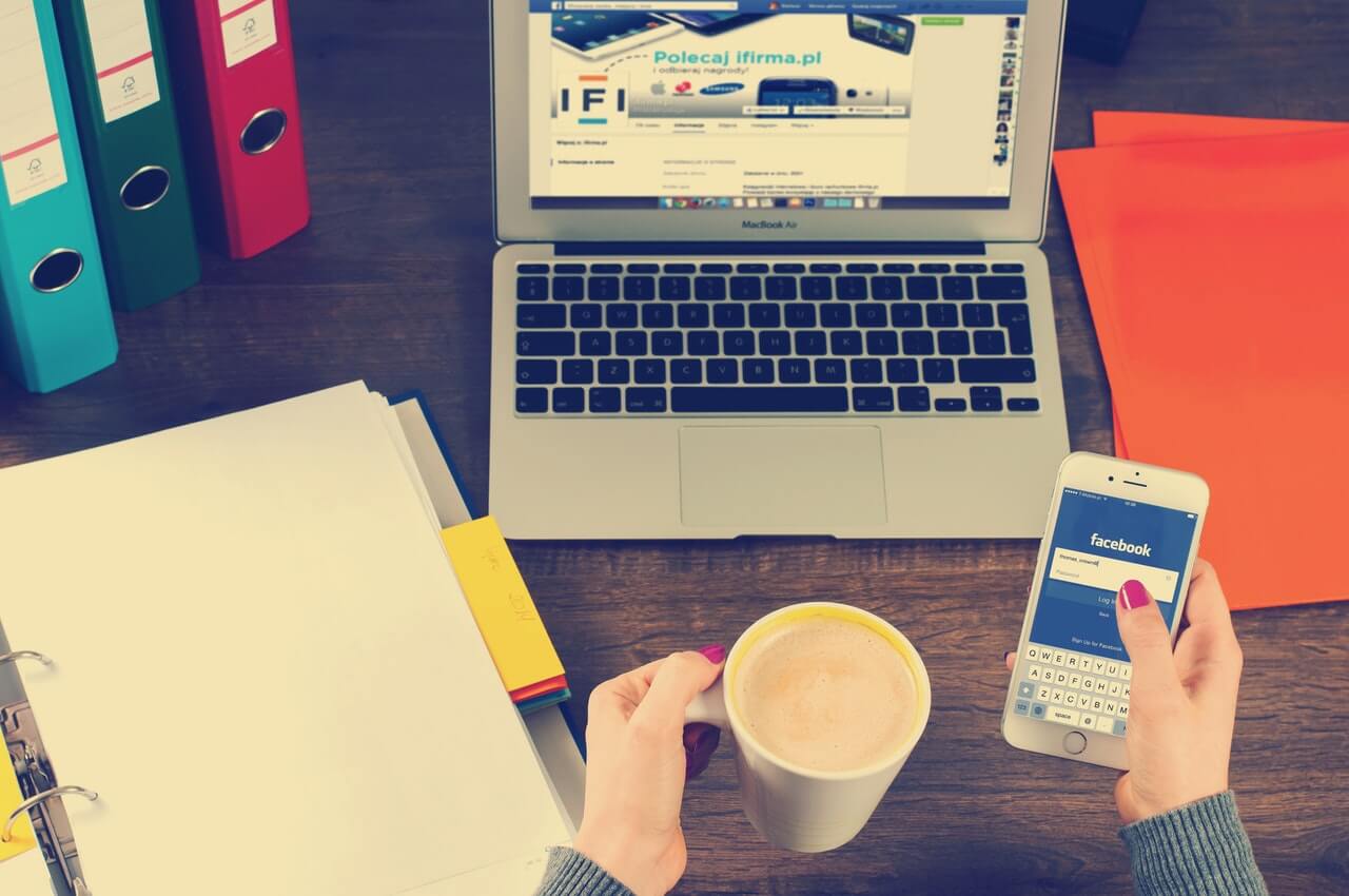 accounting-apps-bookkeeper-273691 6 Reasons Why You Need to Replace Your Live Chat Support with a Facebook Messenger Bot